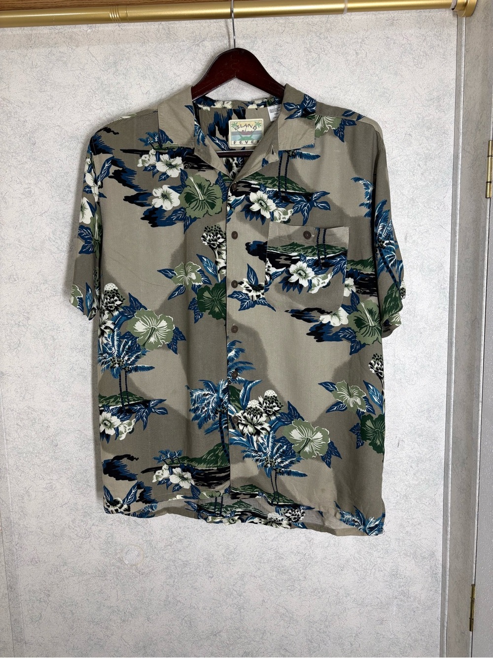 Island Fever•Men's•Short Sleeve•Button Up Shirt•Sz L•100% Rayon•Tropical Fabric